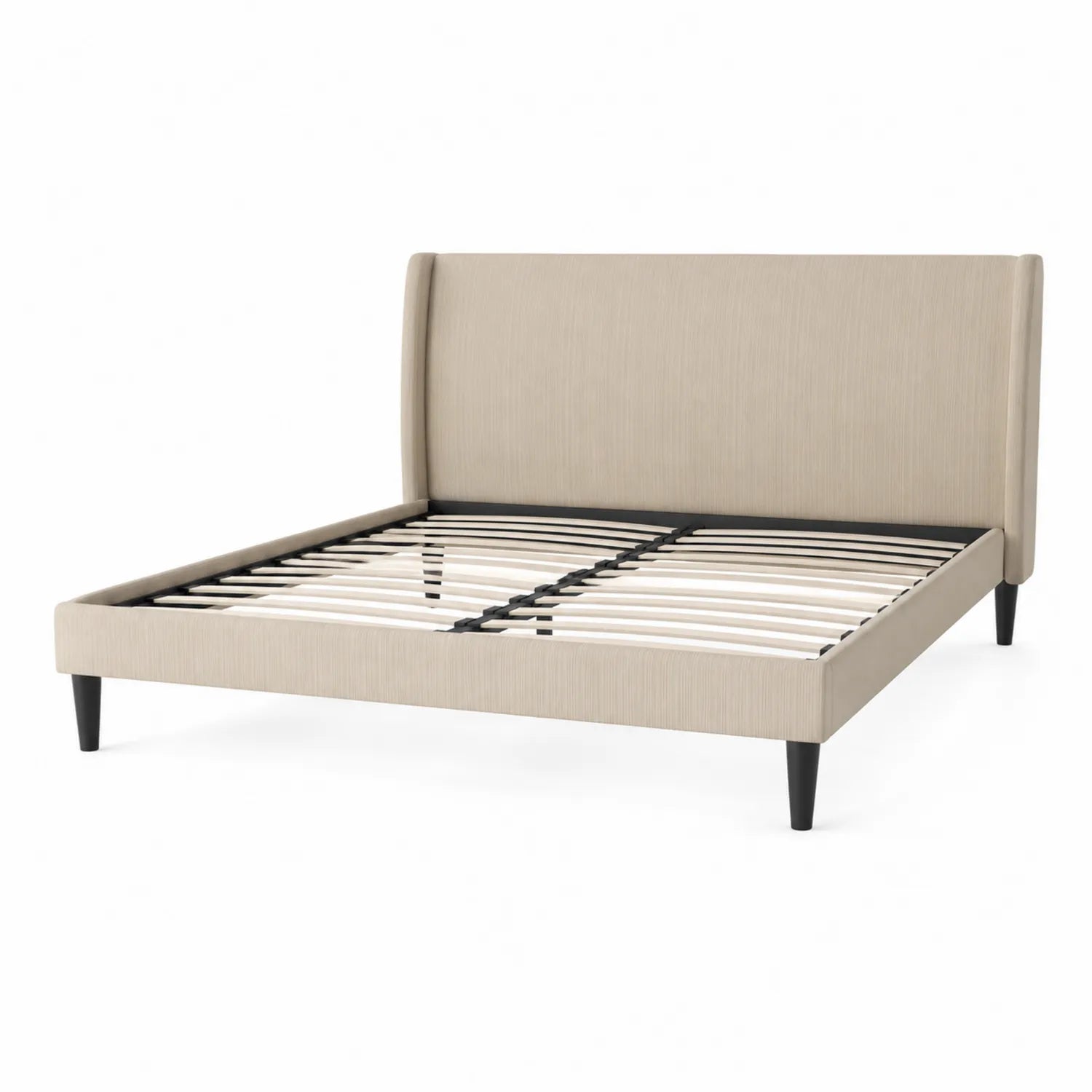 Cama tapizada beige con somier de listones metálicos y patas de madera