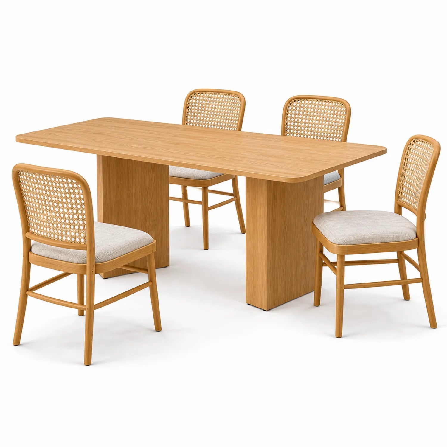 Mesa de madera con sillas de ratán y lino
