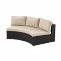 Sofá semicircular de ratán sintético con cojines beige